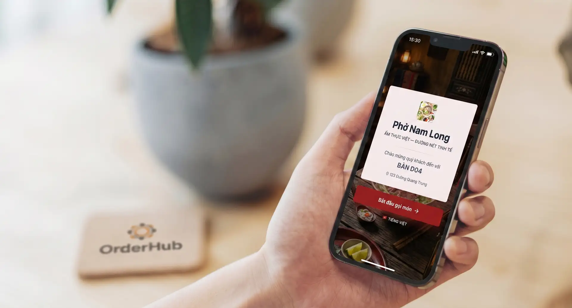 Khách quét mã QR gọi món bằng điện thoại với OrderHub